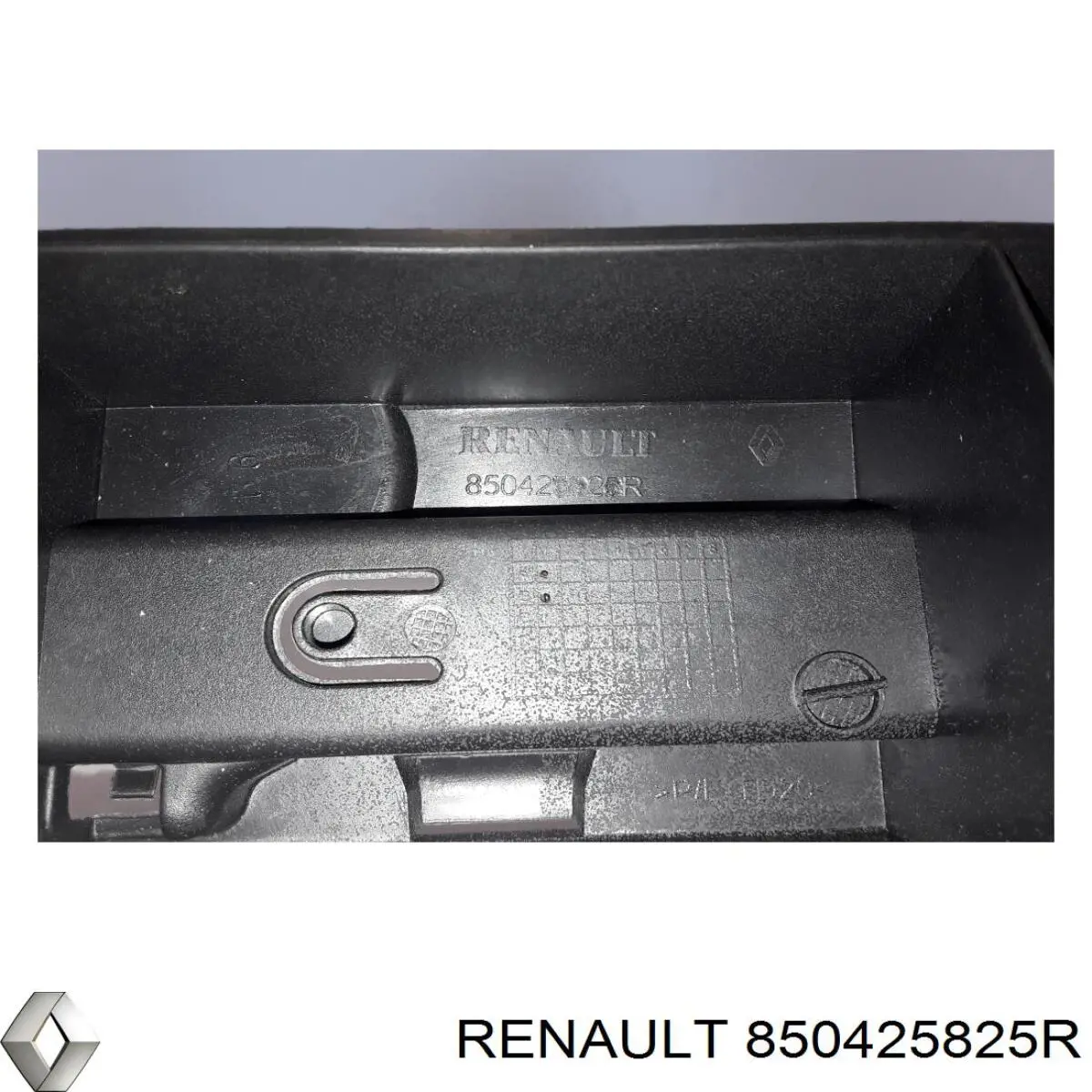 Кронштейн бампера заднего центральный 850425825R Renault (RVI)