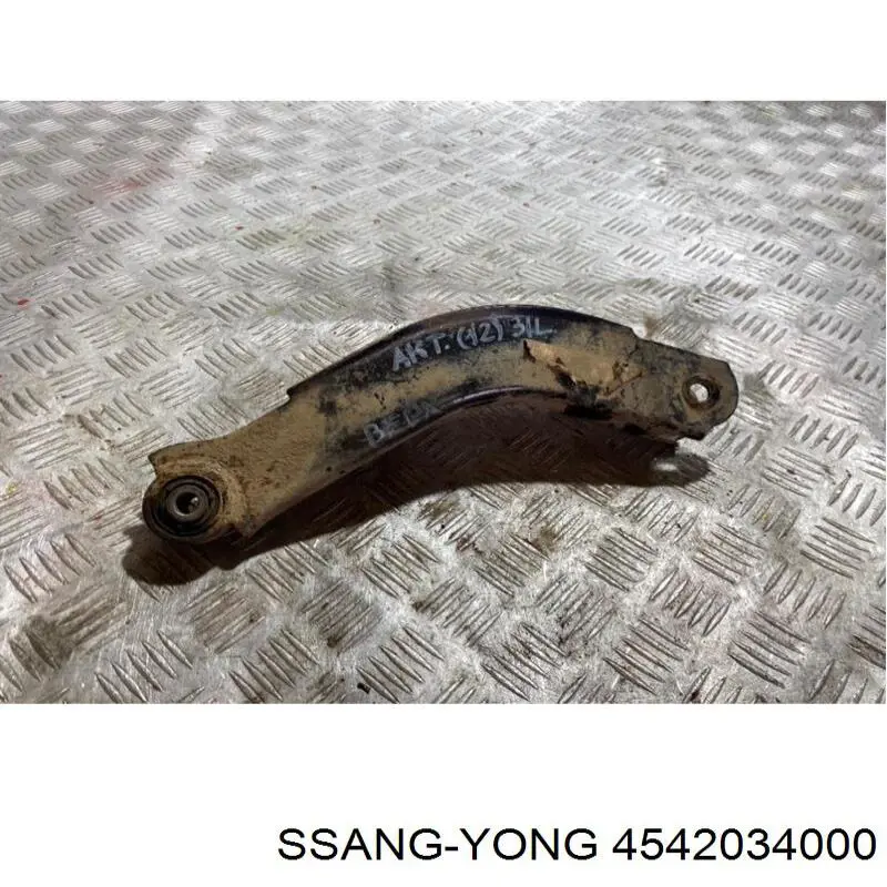 4542034000 Ssang Yong braço oscilante superior direito de suspensão traseira