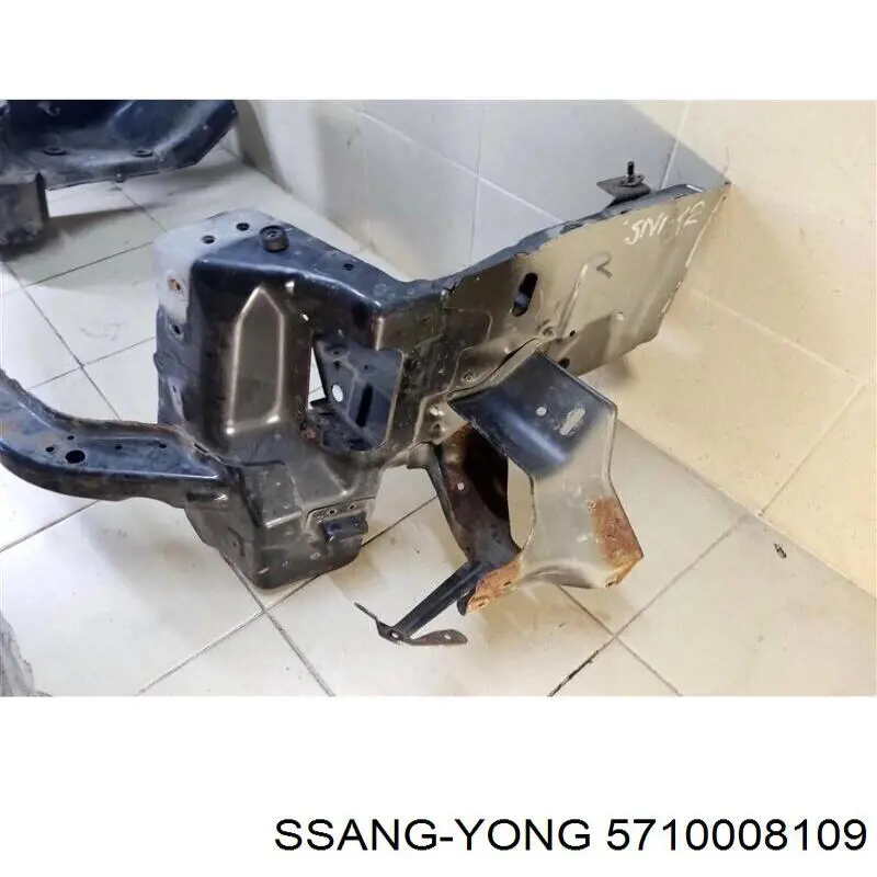  Рамка радиатора SsangYong Rexton 1