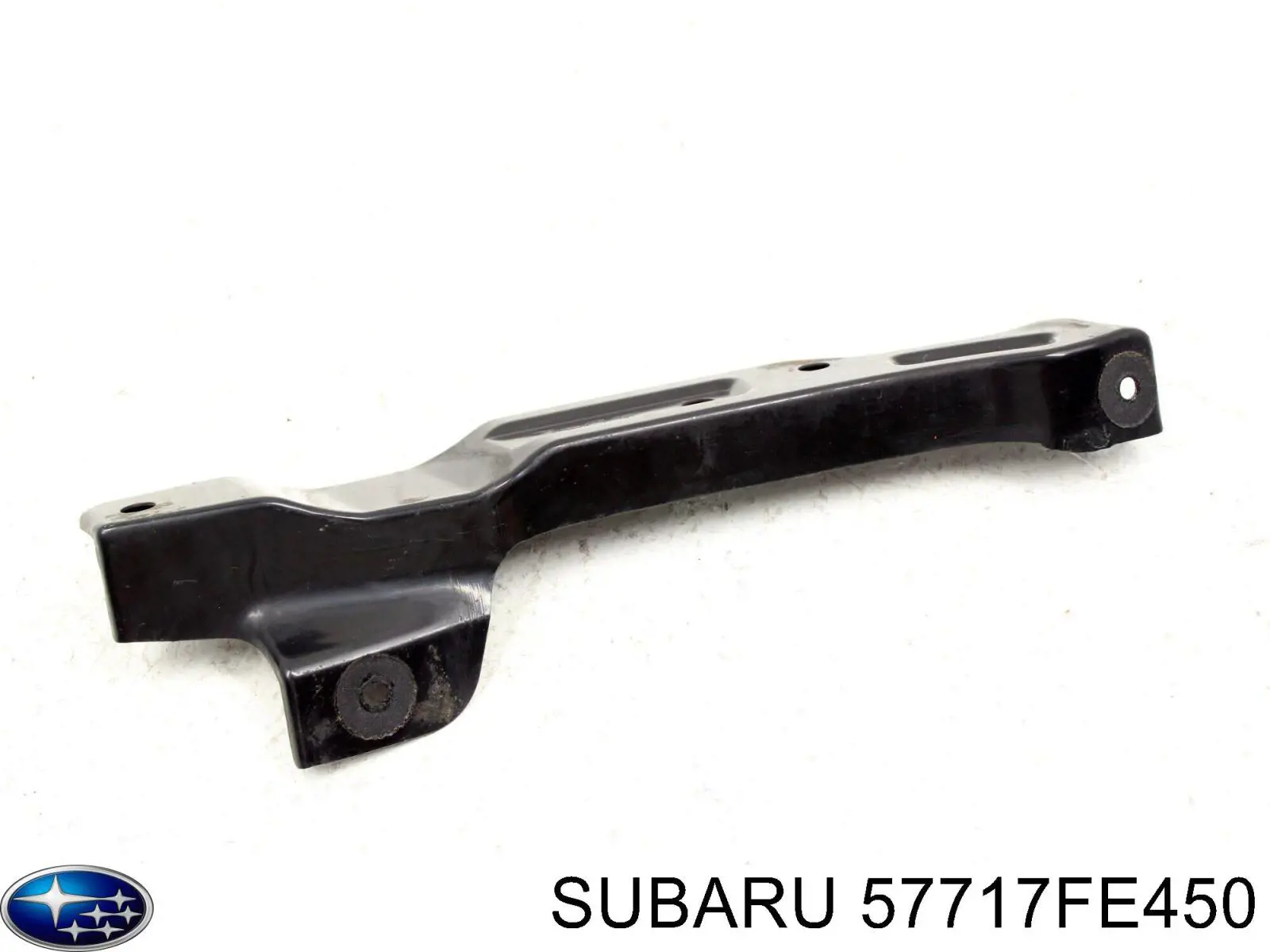 Купить 57717FE450 Subaru Правый кронштейн крепления бампера заднего