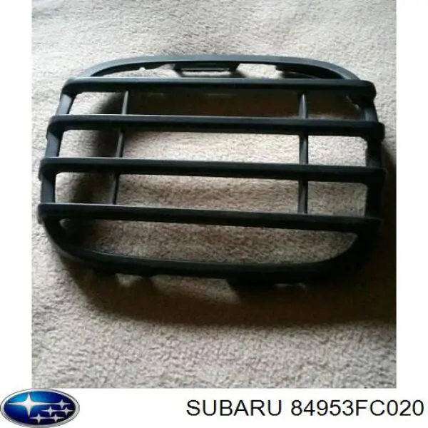 Заглушка (решетка) противотуманных фар бампера переднего правая Subaru 84953FC020