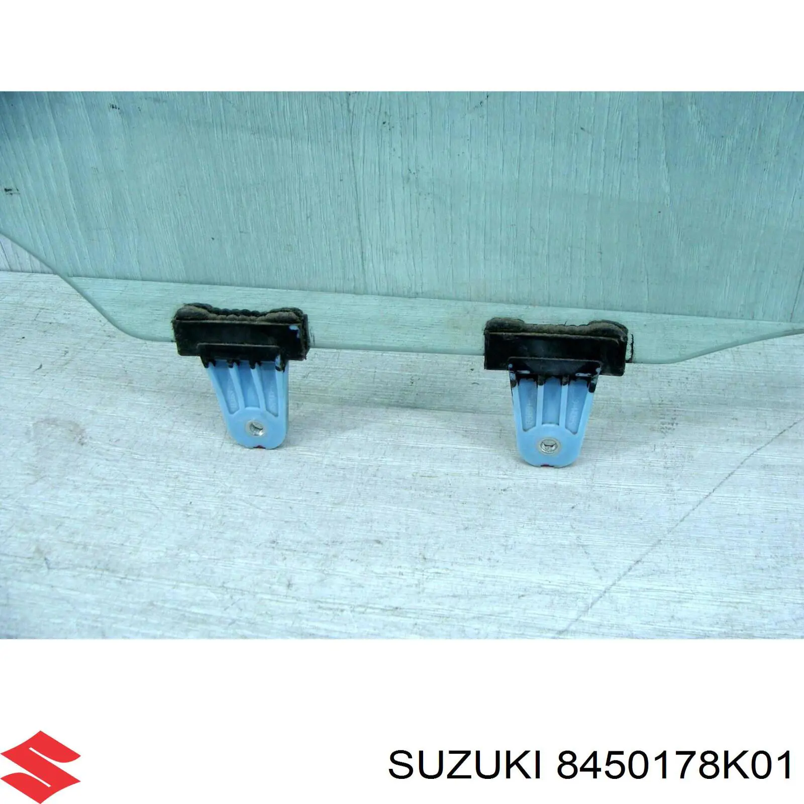 8450178K01 Suzuki Стекло передней двери, правой