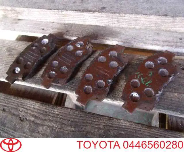 Передние тормозные колодки 0446560280 Toyota