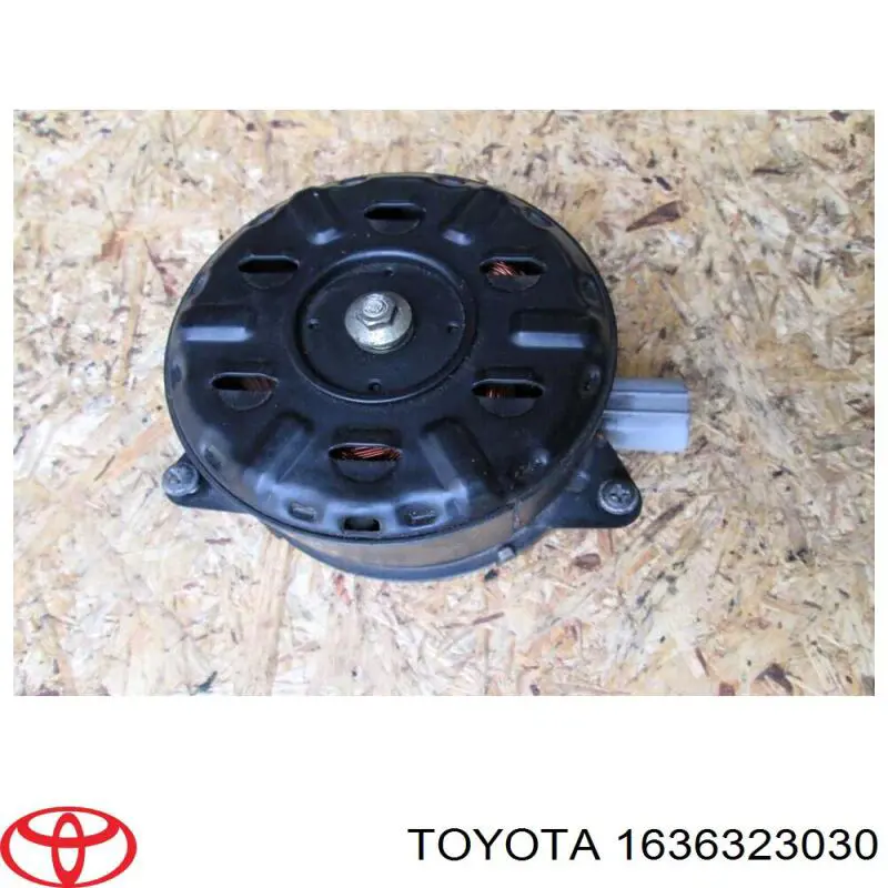 Мотор вентилятора системы охлаждения левый Toyota 1636323030