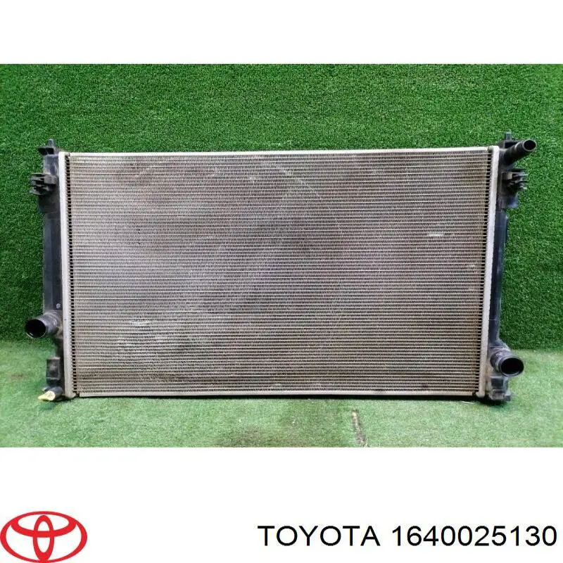 Радиатор охлаждения двигателя на Toyota Camry  V7