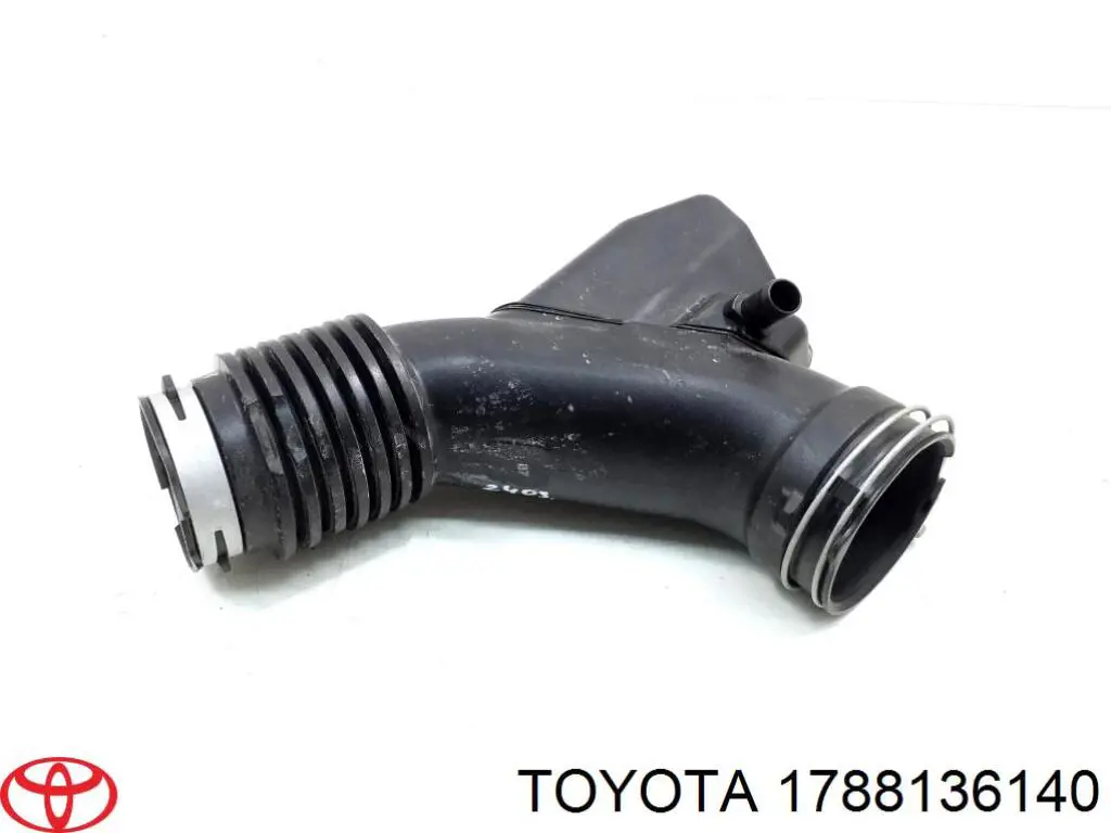 1788136140 Toyota Патрубок воздушный, выход воздушного фильтра