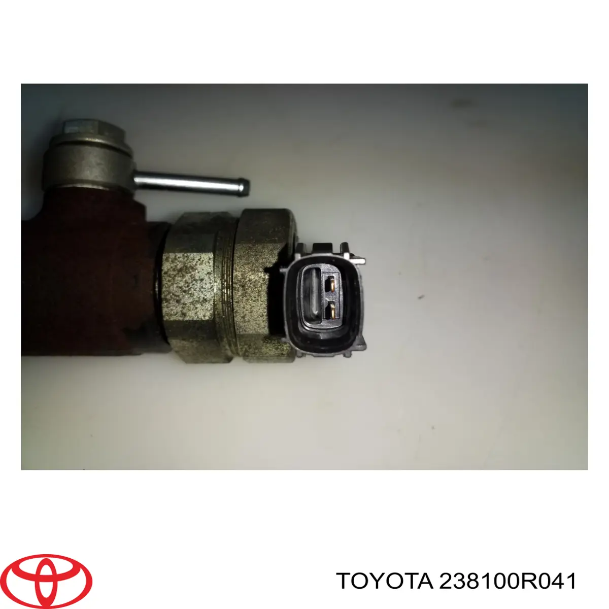 Распределитель топлива (рампа) на Toyota Avensis T27