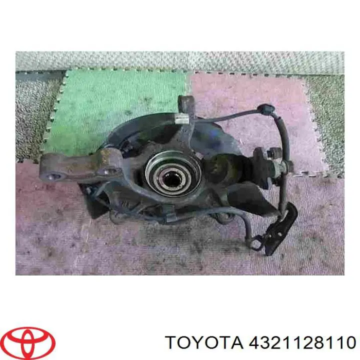 Цапфа (поворотный кулак) передний правый 4321128110 Toyota