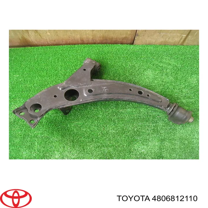  Нижний рычаг Toyota Corolla 