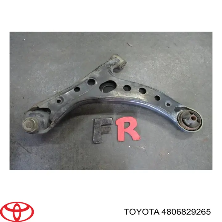 4806849065 Toyota Рычаг передней подвески нижний, правый