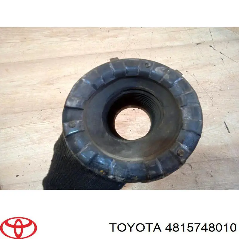 4815748010 Toyota пыльник амортизатора переднего