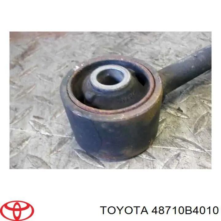 48710B4010 Toyota Балансир задний верхний