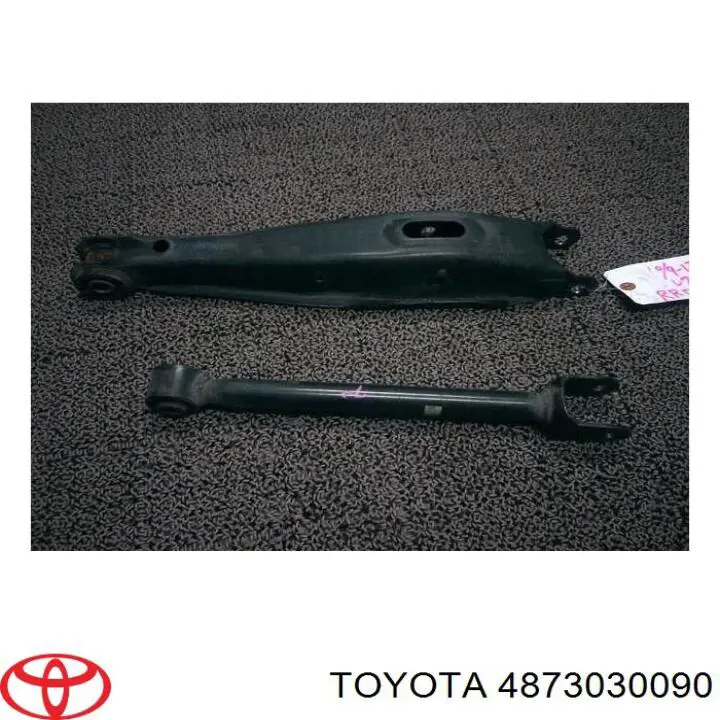 4873030090 Toyota braço oscilante inferior direito de suspensão traseira