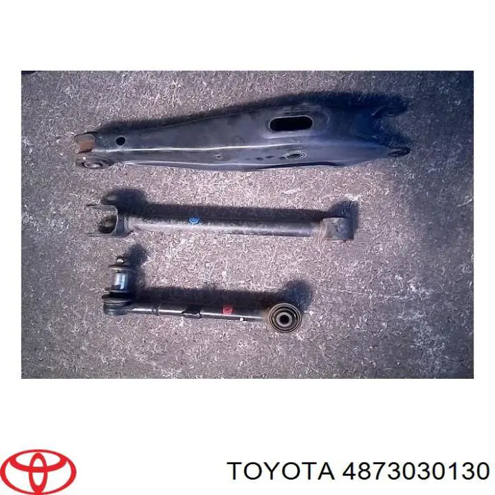 4873030130 Toyota Балансир задний нижний, правый