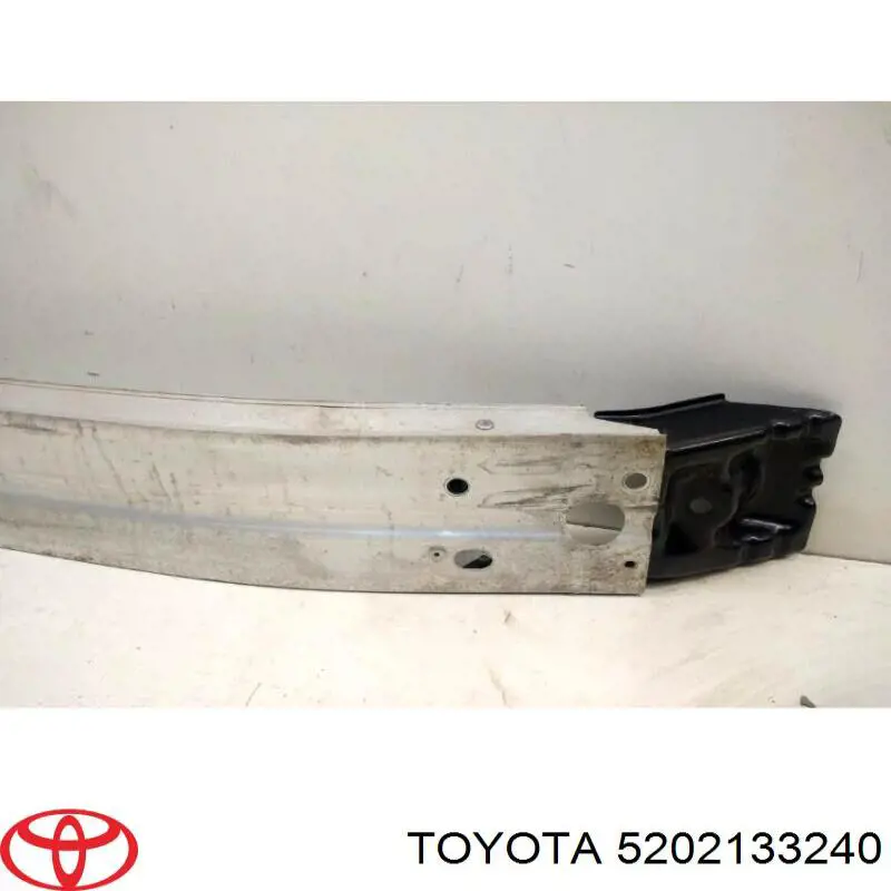 Усилитель переднего бампера 5202133240 Toyota