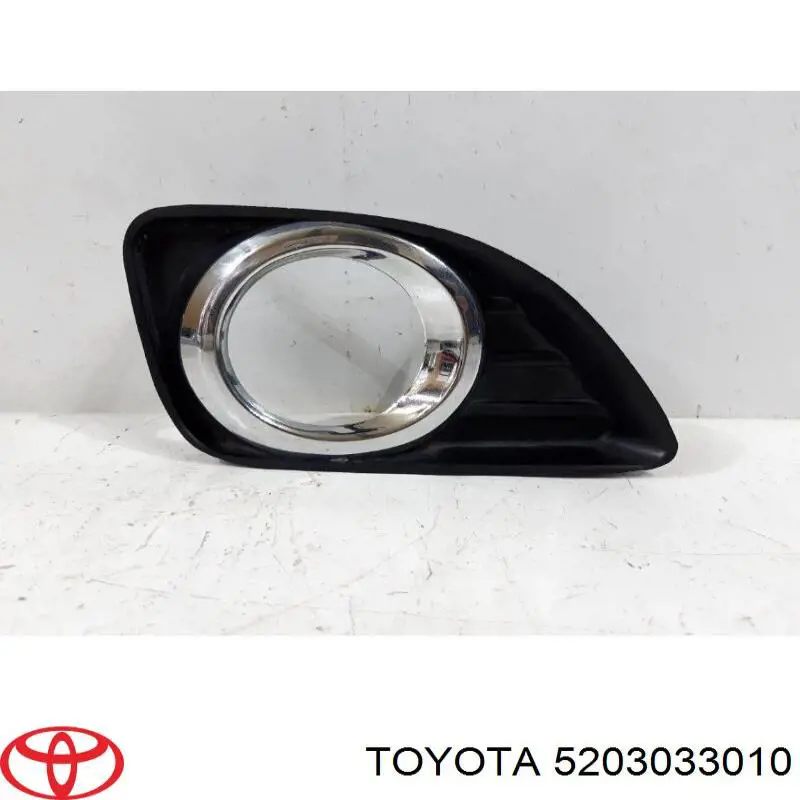 5203033030 Toyota заглушка (решетка противотуманных фар бампера переднего правая)