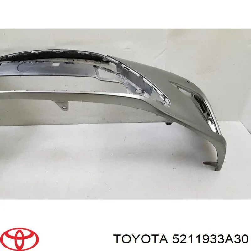 Передний бампер 5211933A30 Toyota