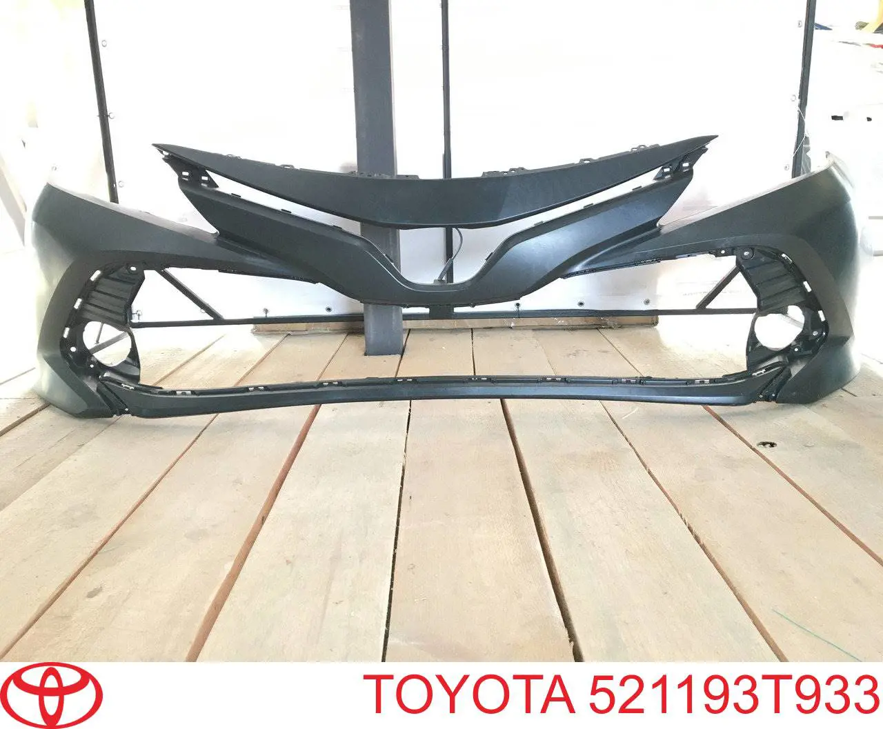 Передний бампер на Toyota Camry  GRV7