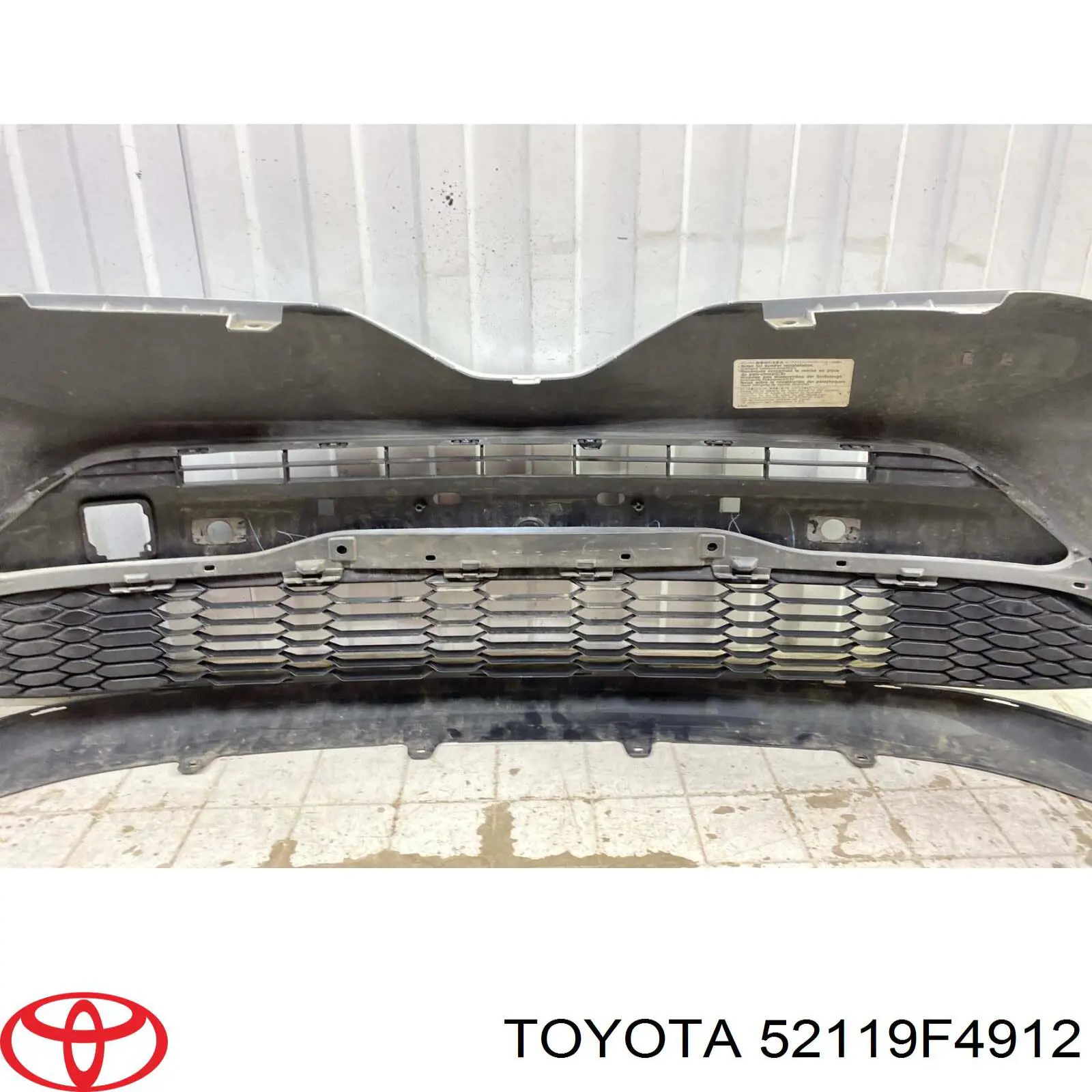 Передний бампер 52119F4912 Toyota