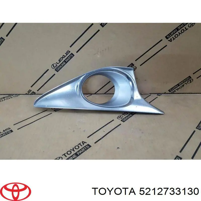 Заглушка (решетка) противотуманных фар бампера переднего правая Toyota 5212733130