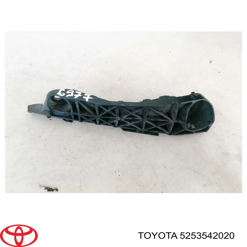 525350R010 Toyota Кронштейн крепления бампера переднего правый