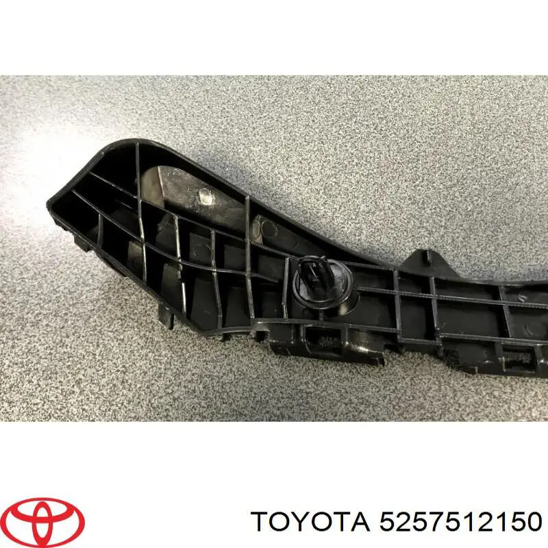 Кронштейн бампера заднего правый 5257512150 Toyota