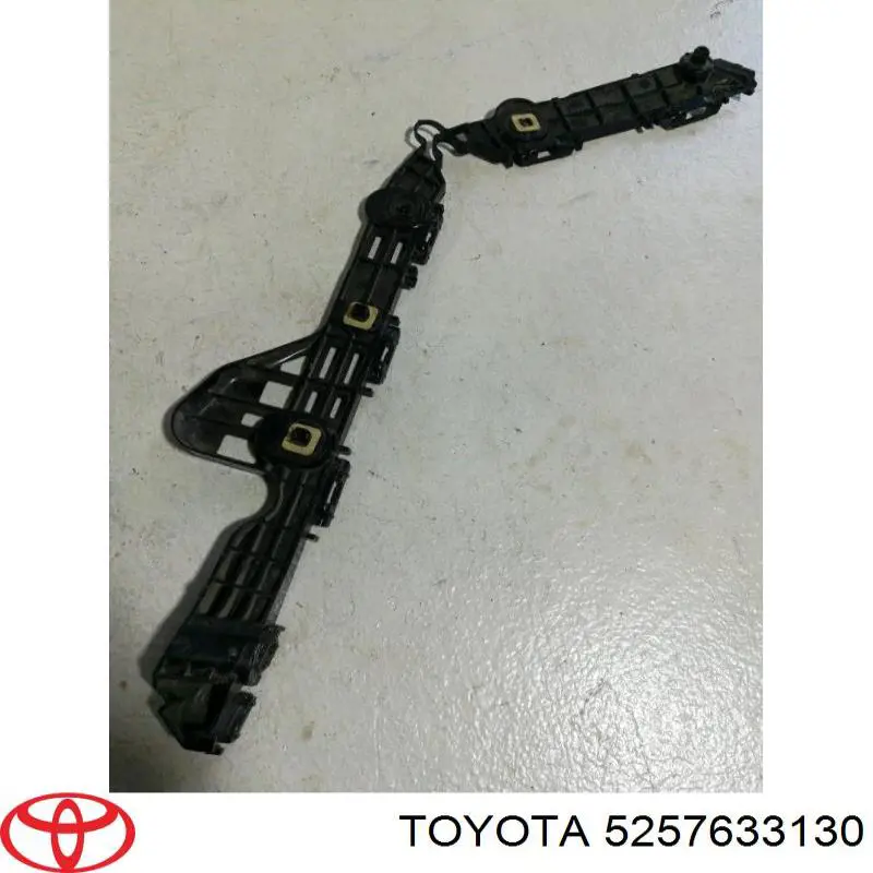 5257633130 Toyota Consola esquerda do pára-choque traseiro