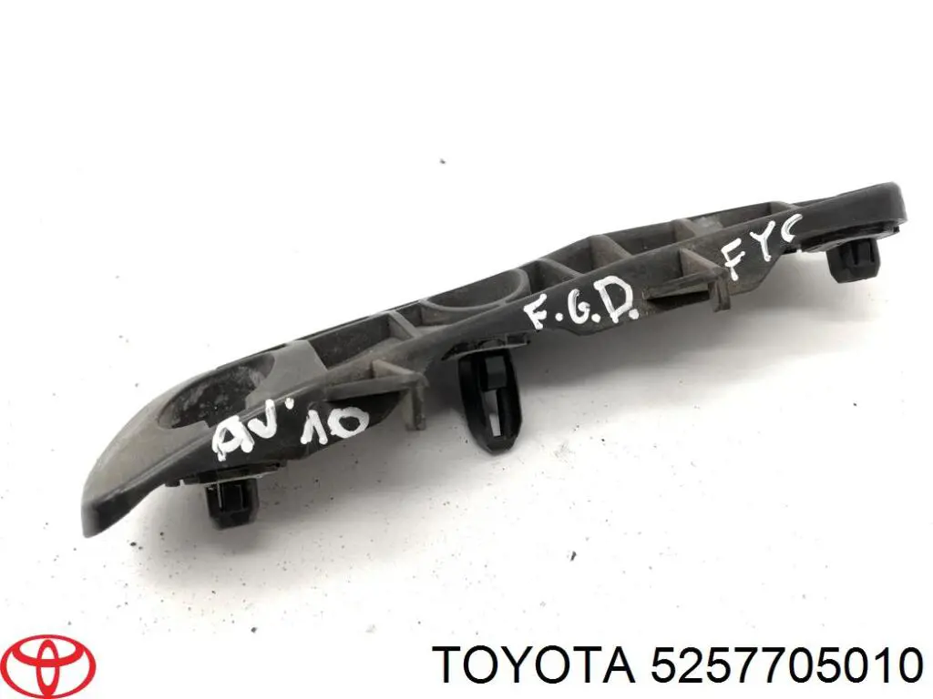 Купить 5257705010 Toyota Правый кронштейн крепления бампера заднего