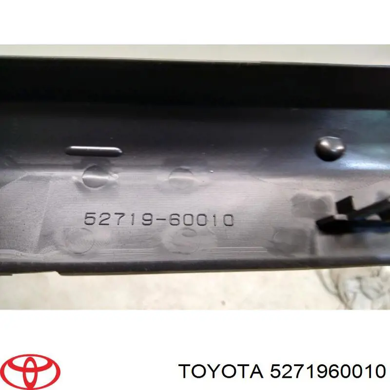 Молдинг решетки бампера переднего верхний Toyota 5271960010