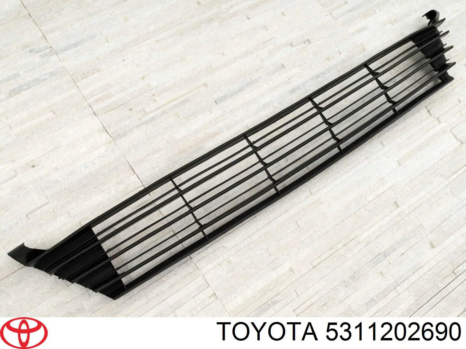 Решетка бампера на Toyota Corolla E18