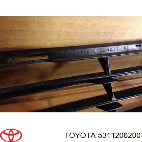 Решетка бампера переднего центральная Toyota 5311206200