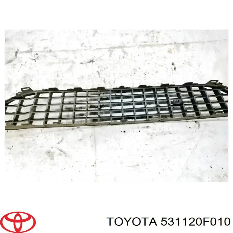 Центральная решетка переднего бампера на Toyota Corolla VERSO R10