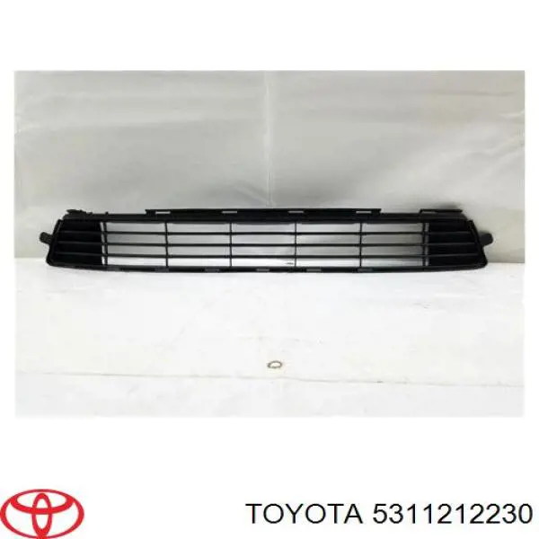 Решетка бампера переднего центральная на Toyota Corolla E15