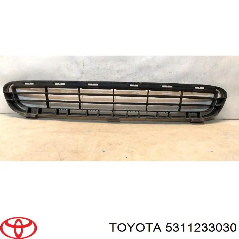Решетка бампера переднего центральная Toyota 5311233030