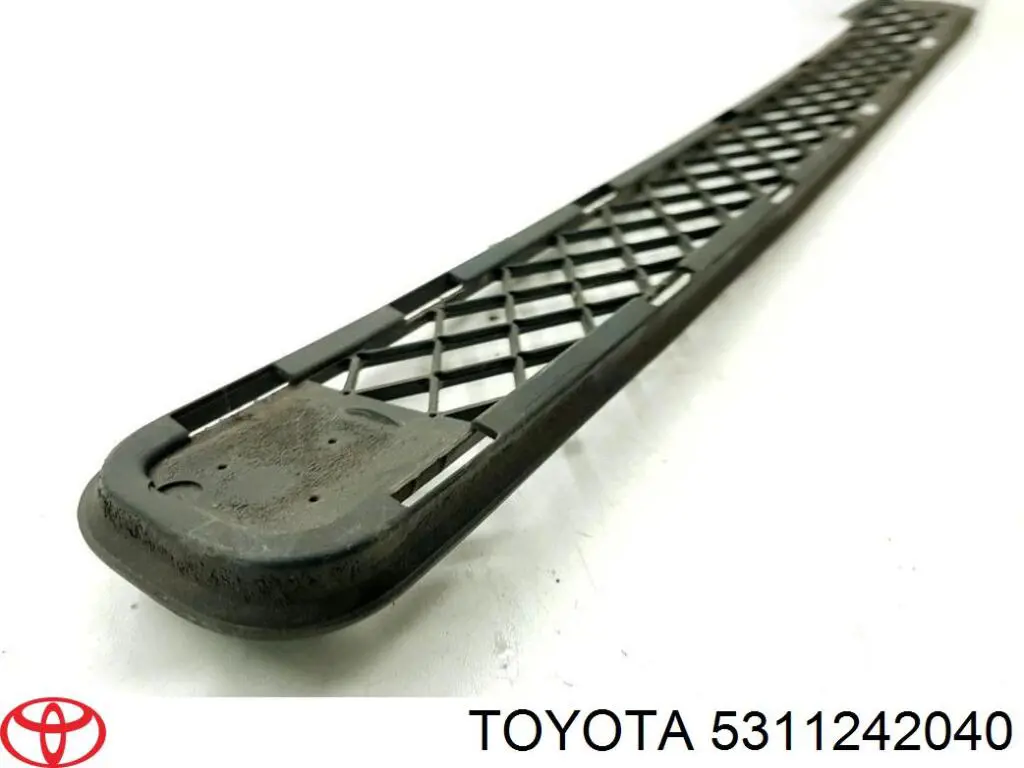 Решетка бампера переднего верхняя на Toyota RAV4 III 
