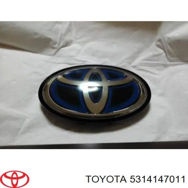 Эмблема решетки радиатора на Toyota MIRAI 