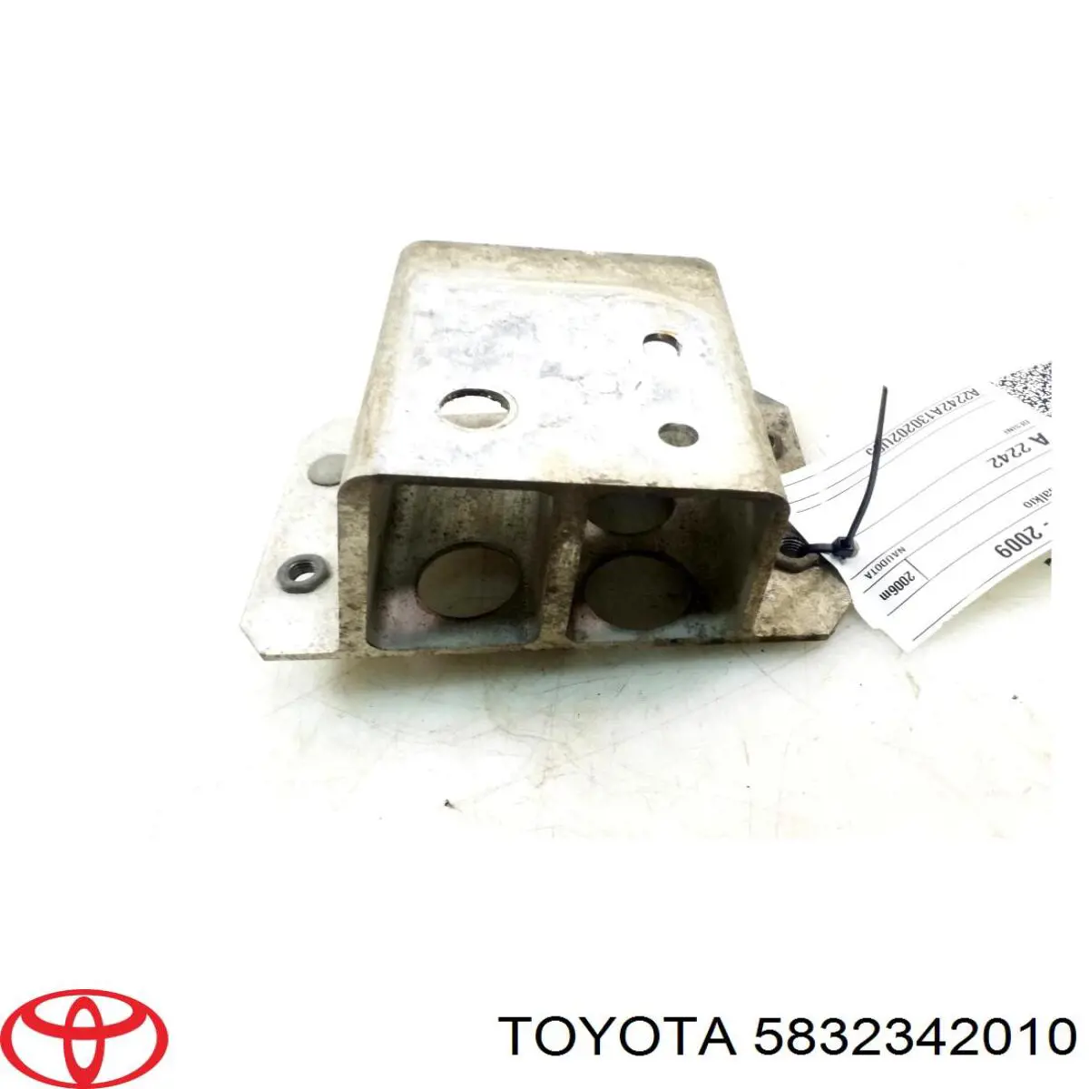 Купить 5832342010 Toyota Кронштейн усилителя заднего бампера