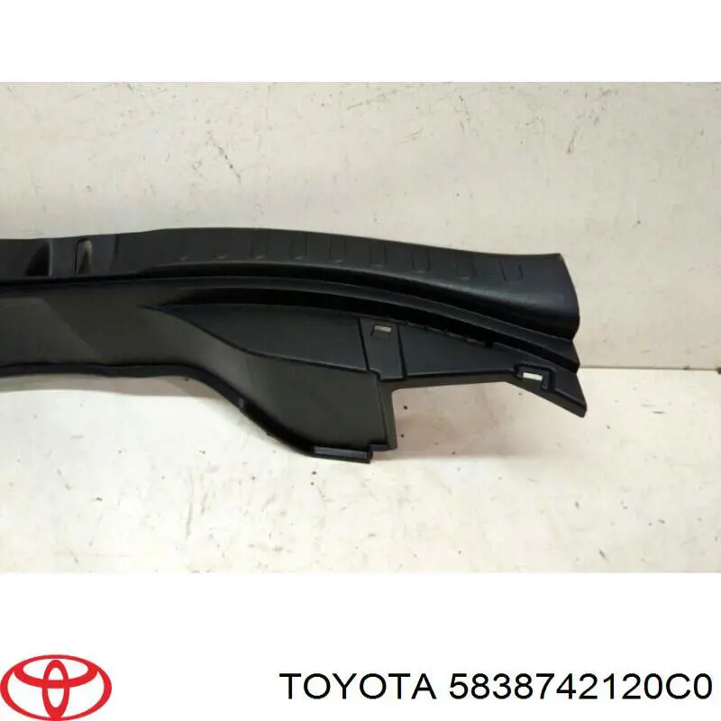 Накладка задней панели багажника Toyota 5838742120C0