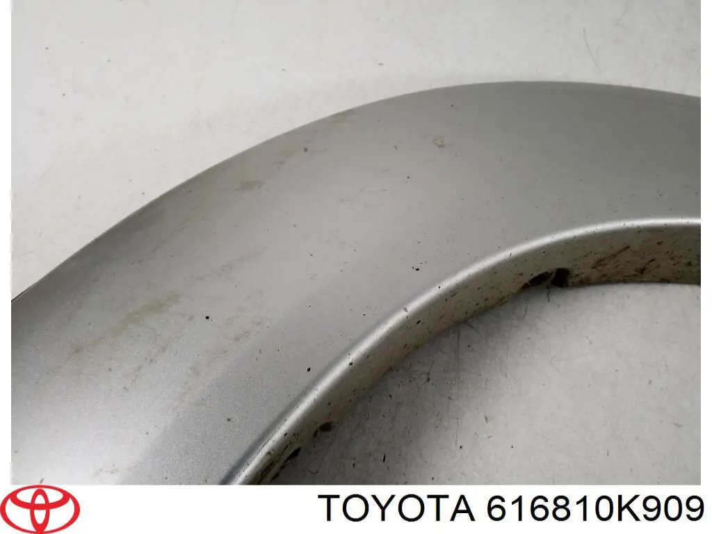 Expansor direito (placa sobreposta) de arco do pára-lama traseiro para Toyota Hilux (KUN25)