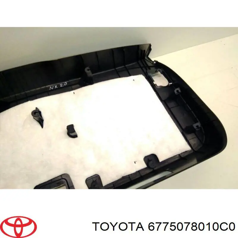 6775078010C0 Toyota revestimento (cobrimento de tampa de porta-malas (de 3ª/5ª porta traseira))