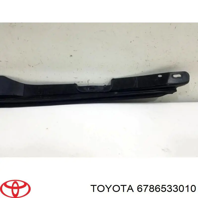 Купить 6786533010 Toyota Уплотнитель двери передней правой (на двери)