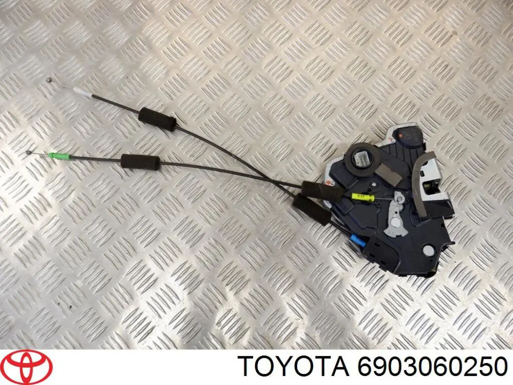 6903060250 Toyota замок двери передней правой