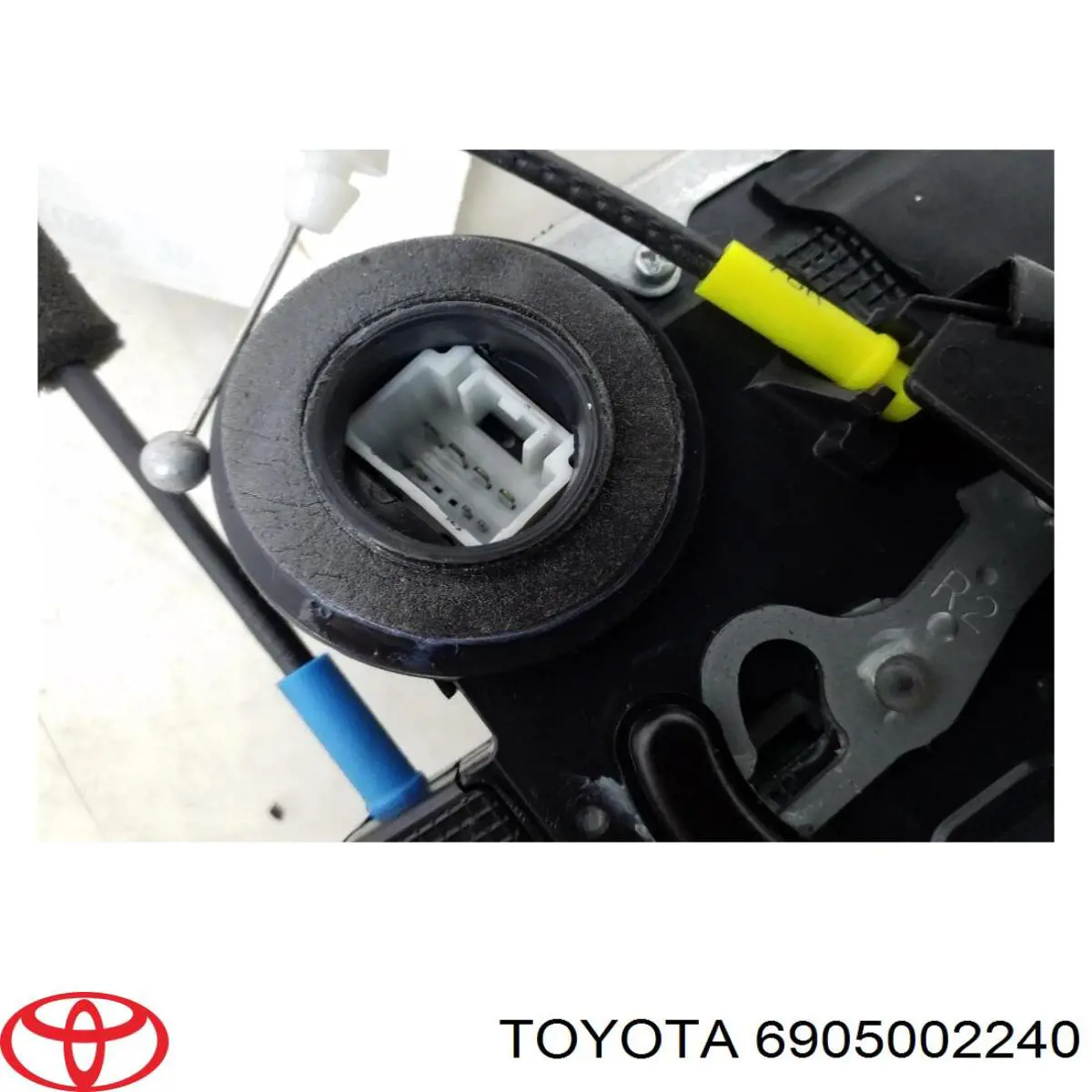 Замок двери задней правой 6905002240 Toyota