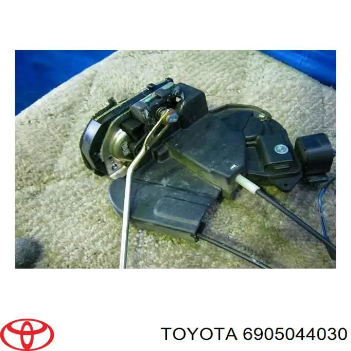  Замок двери задней правой Toyota Picnic 