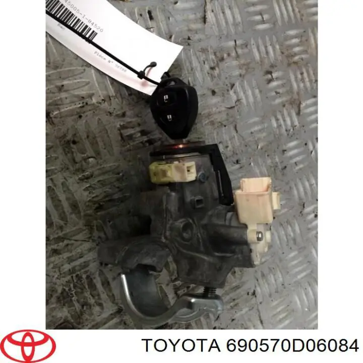  Toyota 690570D06084 цена, от  USD