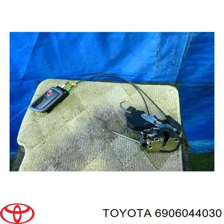  Замок двери задней левой Toyota Picnic 