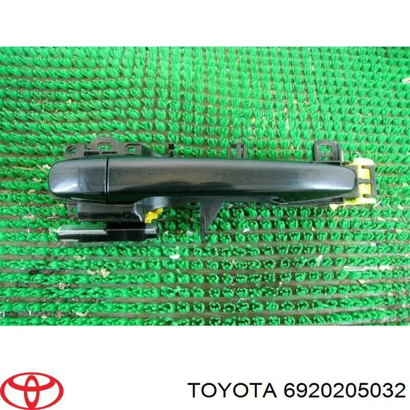 6920205032 Toyota Держатель наружной ручки двери передней левой
