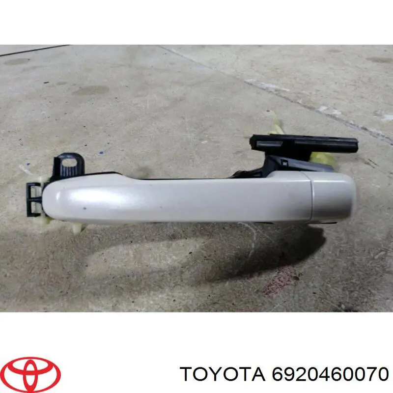 6920460070 Toyota suporte de maçaneta externa da porta traseira esquerda