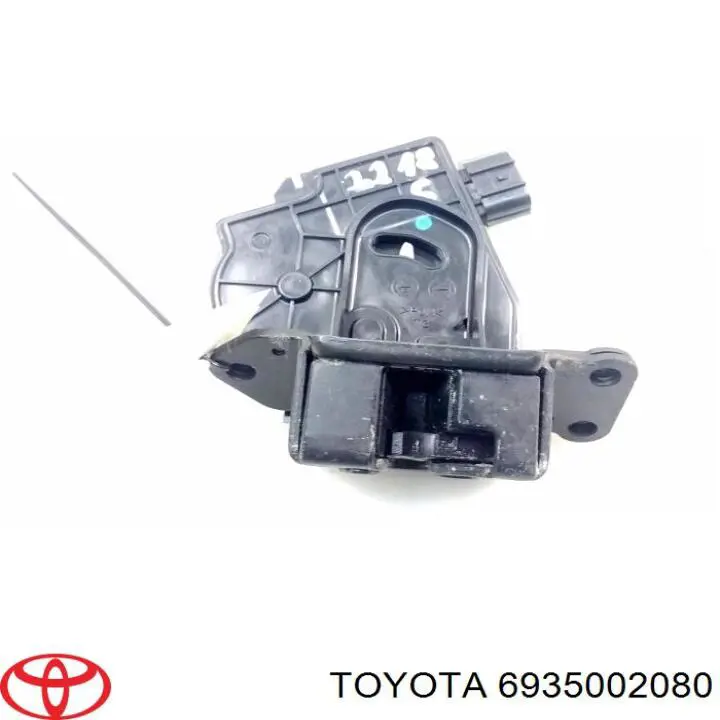 Замок крышки багажника Toyota 6935002080