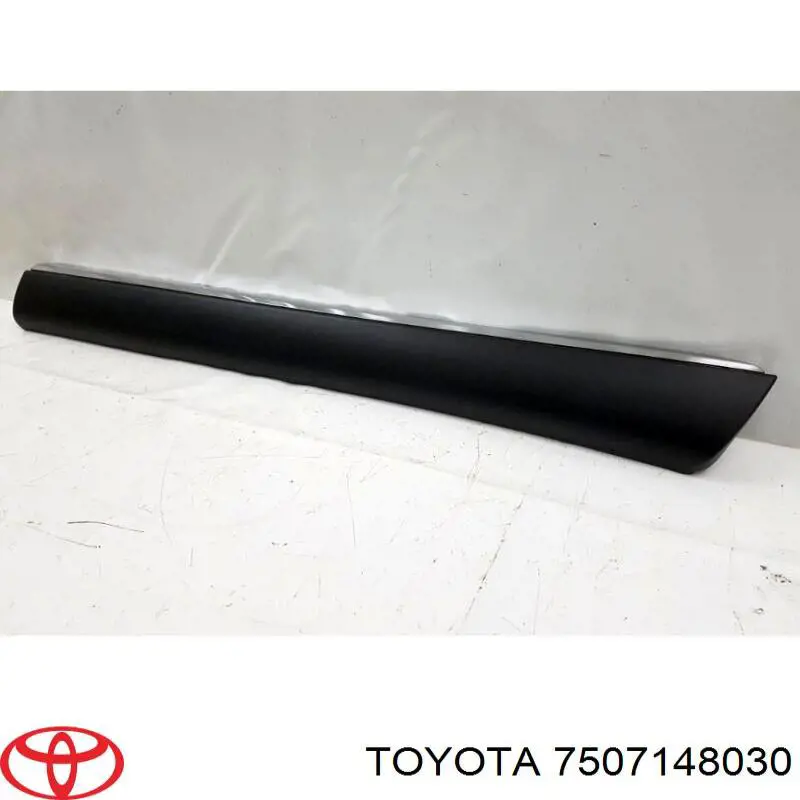 Накладка двери передней правой Toyota 7507148030